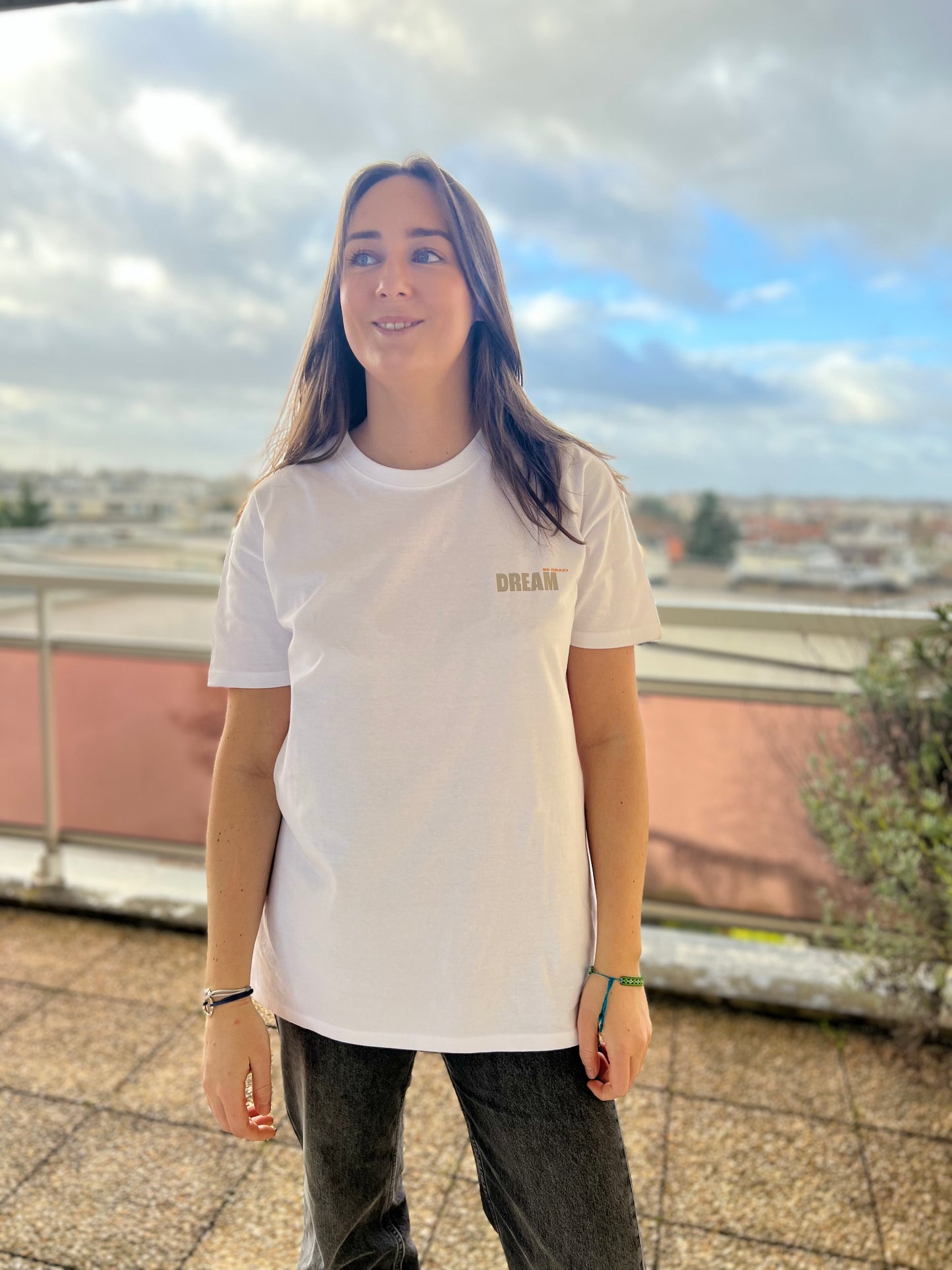 t-shirt blanc avec motifs manche courte